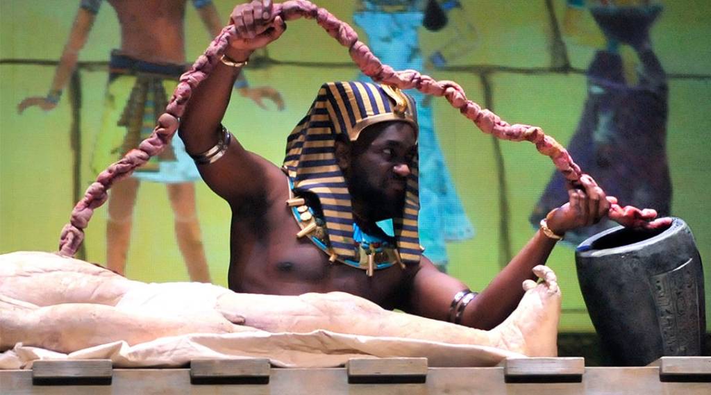 Ein als Pharao verkleideter schwarzer Mann in „Horrible Histories: Ramses und das Gold der Pharaonen“