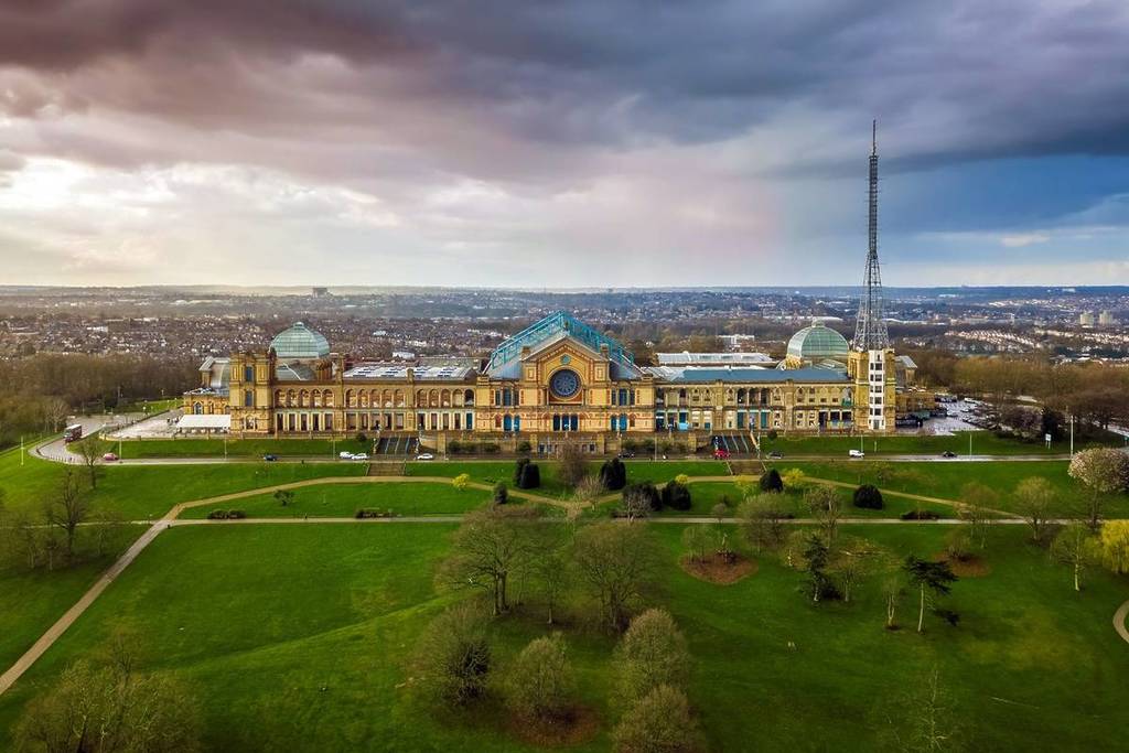 London, England - Luftaufnahme des Alexandra Palace im Alexandra Park mit dramatischen Wolken dahinter