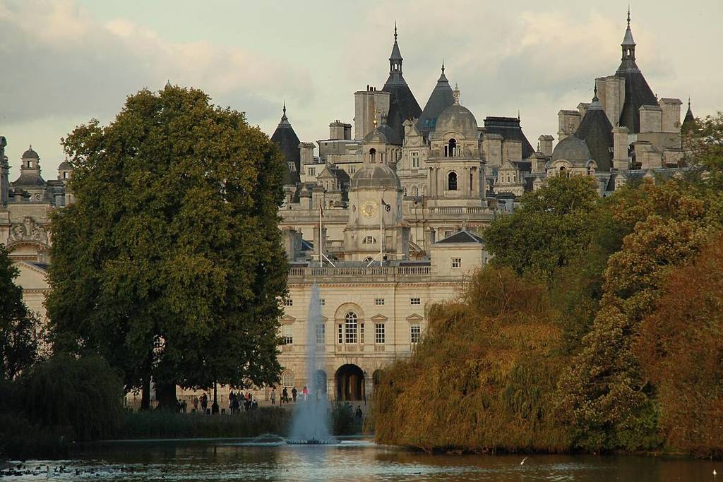 Der Blick auf den Buckingham Palace und andere ihn umgebende königliche Gebäude vom St. James's Park in London aus
