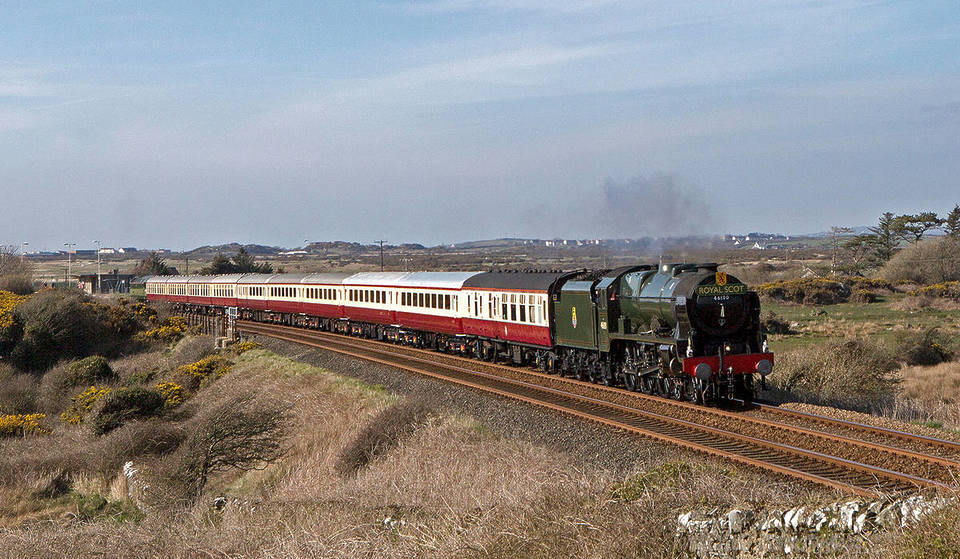 Uno dei viaggi in treno più affascinanti in Inghilterra è questo leggendario “treno-battello” a vapore degli anni ’40 che parte da Londra Victoria per il Giardino d’Inghilterra.