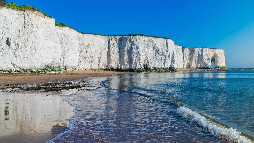 Vista delle scogliere di gesso bianco e della spiaggia a Kingsgate Bay, Margate, East Kent, Regno Unito