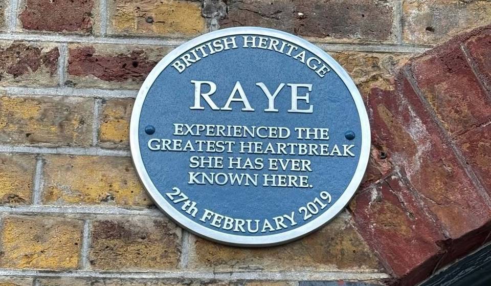 RAYE è stata insignita di una targa blu a Londra — proprio nell’angolo a sud della città che ha ispirato la sua canzone più personale, “Nightingale Lane”