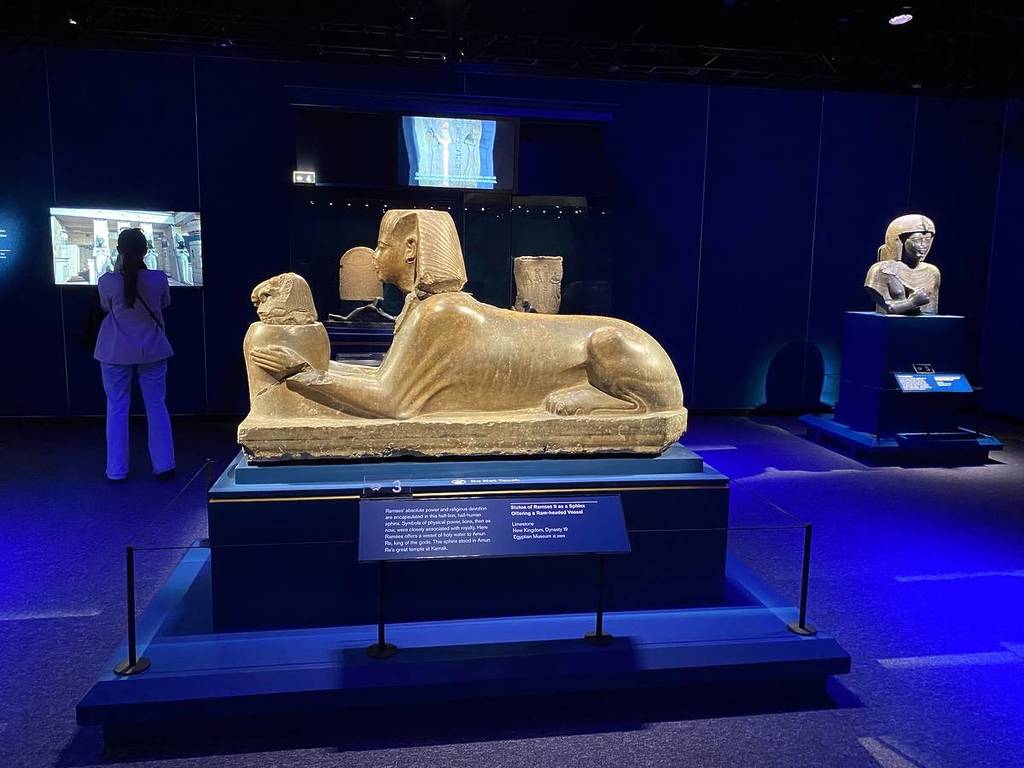 eine Löwen-Sphinx-Statue in der Ausstellung „Ramses und das Gold der Pharaonen“.