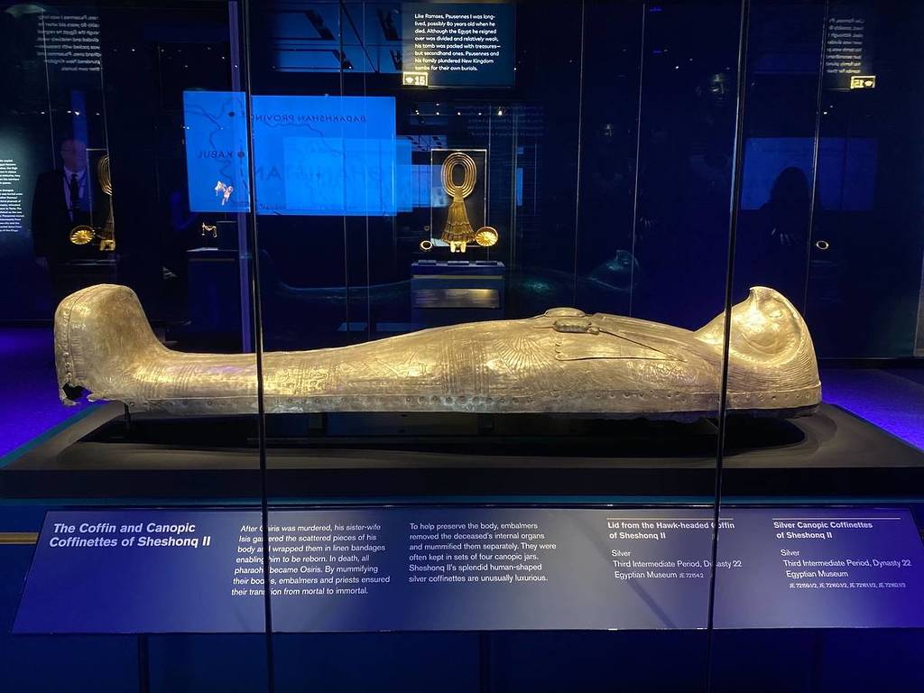 ein falkenköpfiger Sarg eines Königs in der Ausstellung „Ramses und das Gold der Pharaonen“