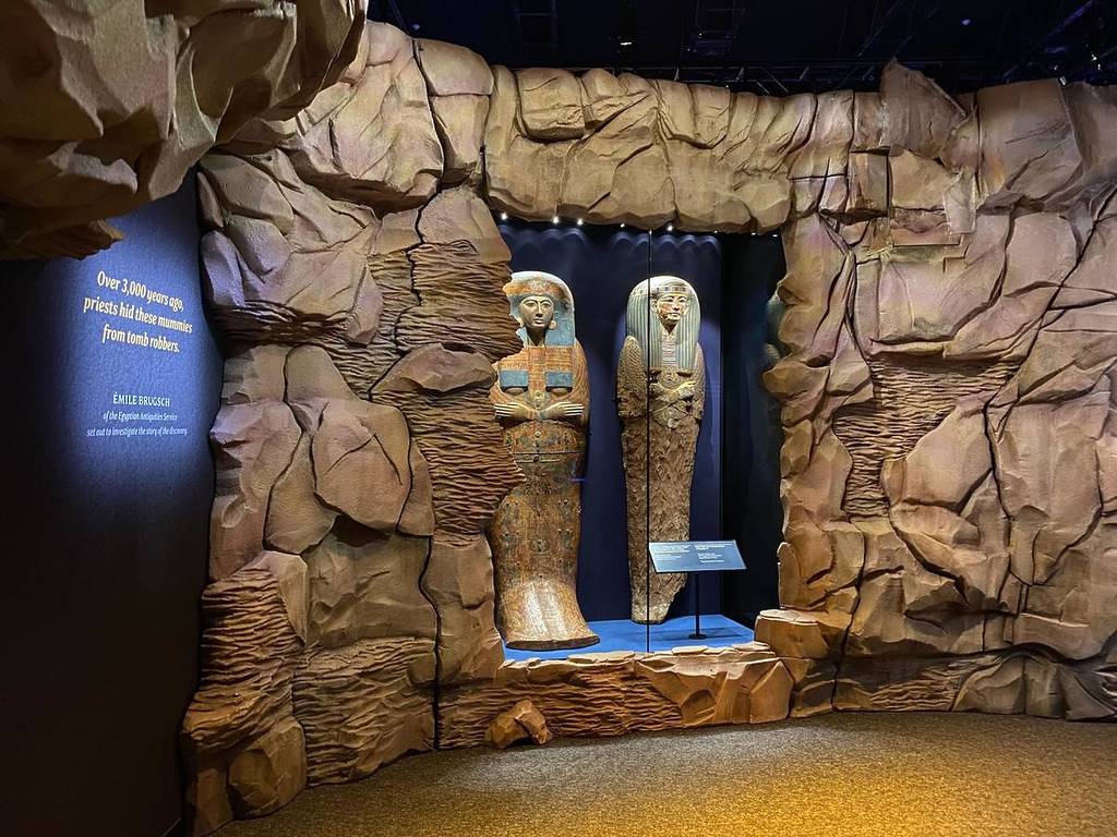 Zwei aufrecht stehende, kunstvoll geschnitzte Särge, ausgestellt in der Ausstellung „Ramses und das Gold der Pharaonen“.