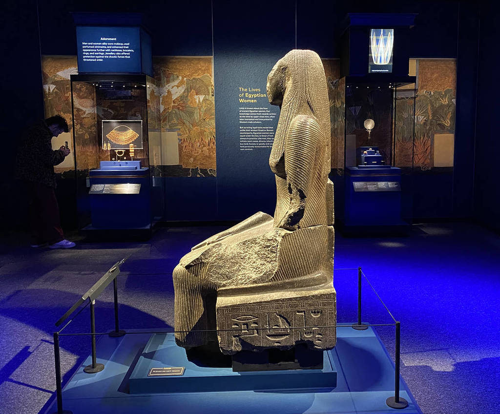 Eine Kalksteinstatue vor einer Ausstellung über das „Leben ägyptischer Frauen“ in der Goldausstellung „Ramses und die Pharaonen“.