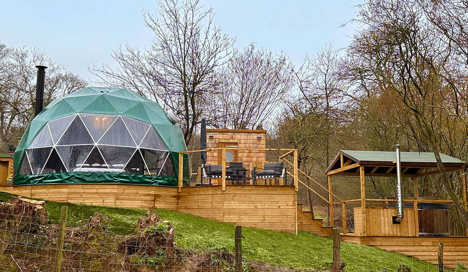 Questo spazio glamping a solo un’ora da Londra sembra una colonia fantascientifica nella campagna inglese, con cupole geodetiche e vasche idromassaggio private sotto le stelle.