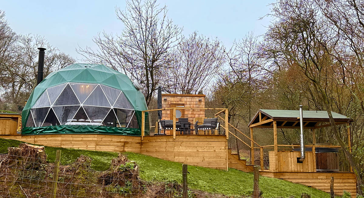 Dieser geräumige Glamping-Ort, nur eine Stunde von London entfernt, sieht aus wie eine Science-Fiction-Kolonie auf dem englischen Land