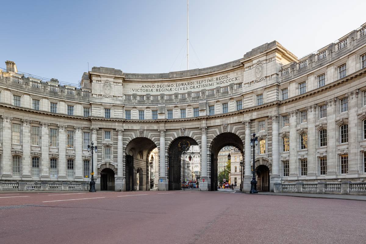 Bald können Sie in einem der berühmtesten Bauwerke Londons schlafen, das von König Edward VII. in Auftrag gegeben wurde – mit Suiten mit Blick auf den Buckingham Palace
