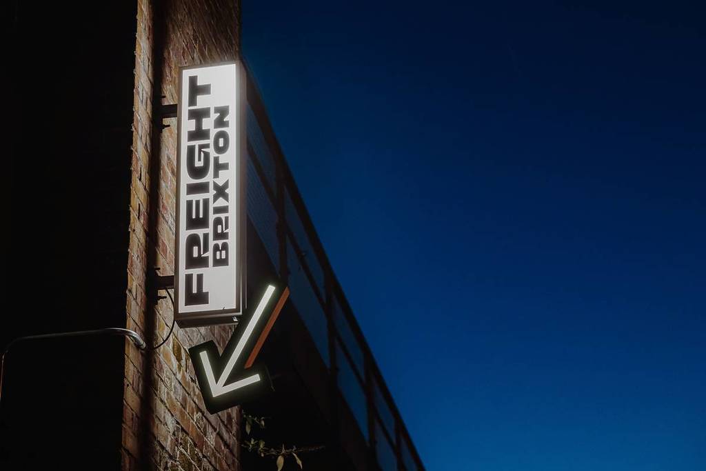 Ein Schild, das zum Eingang von Freight Brixton zeigt