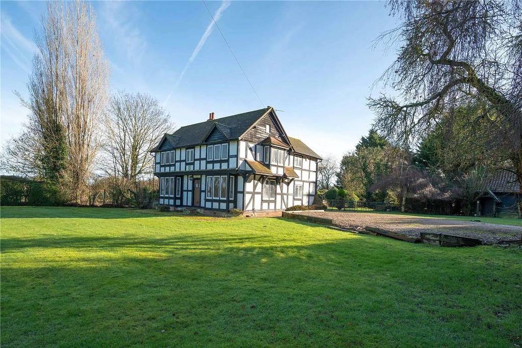 Das Äußere eines ländlichen Bauernhauses, umgeben von einem Grundstück