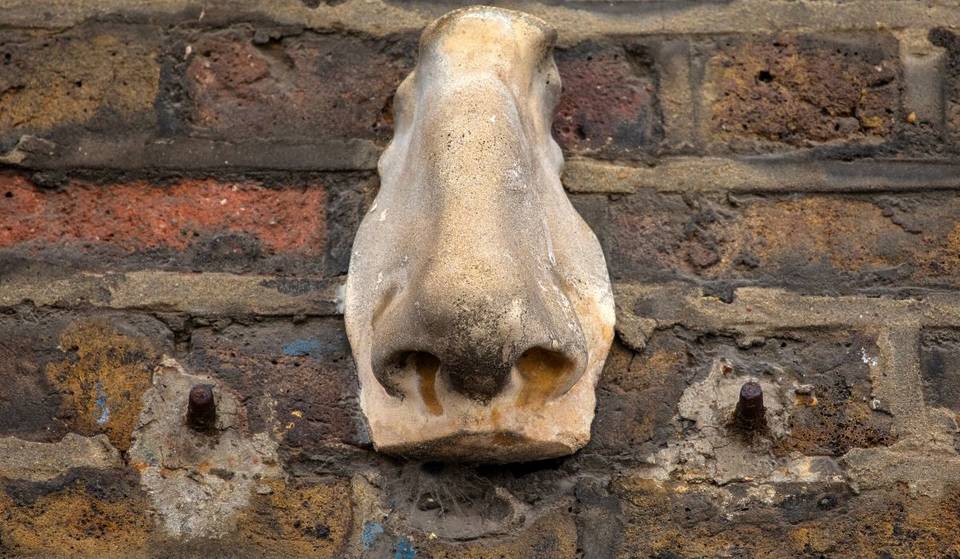 Il y a un parcours secret de nez qui se cache à la vue de tous depuis presque 30 ans. Voici où trouver les sculptures les plus bizarres de Soho.