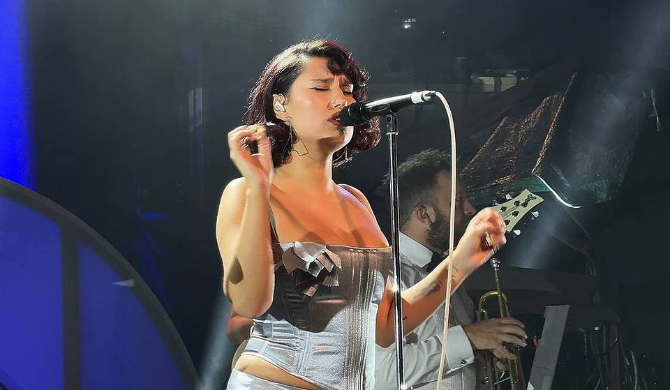 RAYE hat gerade die kultigste Antwort auf die „gemeine Person“ gegeben, die ihre Album-Trackliste geleakt hat – epische Kollaborationen und London-Shoutouts enthüllt