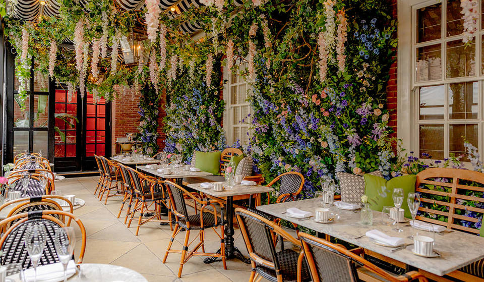 Ce magnifique hôtel de Bloomsbury possède une terrasse avec un jardin secret, qui vient de subir une superbe transformation florale pour le printemps.