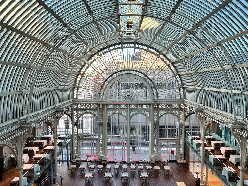 Een luchtfoto van de Paul Hamlyn Hall in het Royal Opera House met een koepelvormig glazen dak