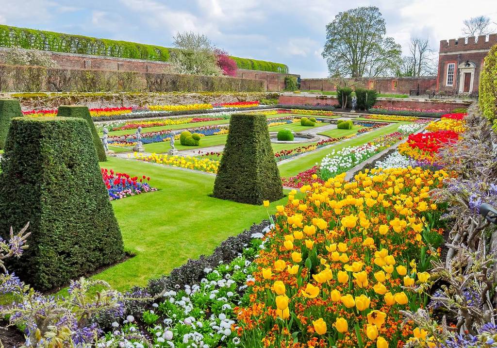 Ein Teil des Gartens im Hampton Court Palace, gefüllt mit Beeten voller bunter Blumen