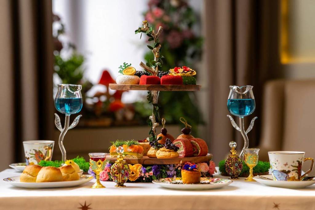 um colorido banquete de chá da tarde inspirado em Sonho de uma Noite de Verão 