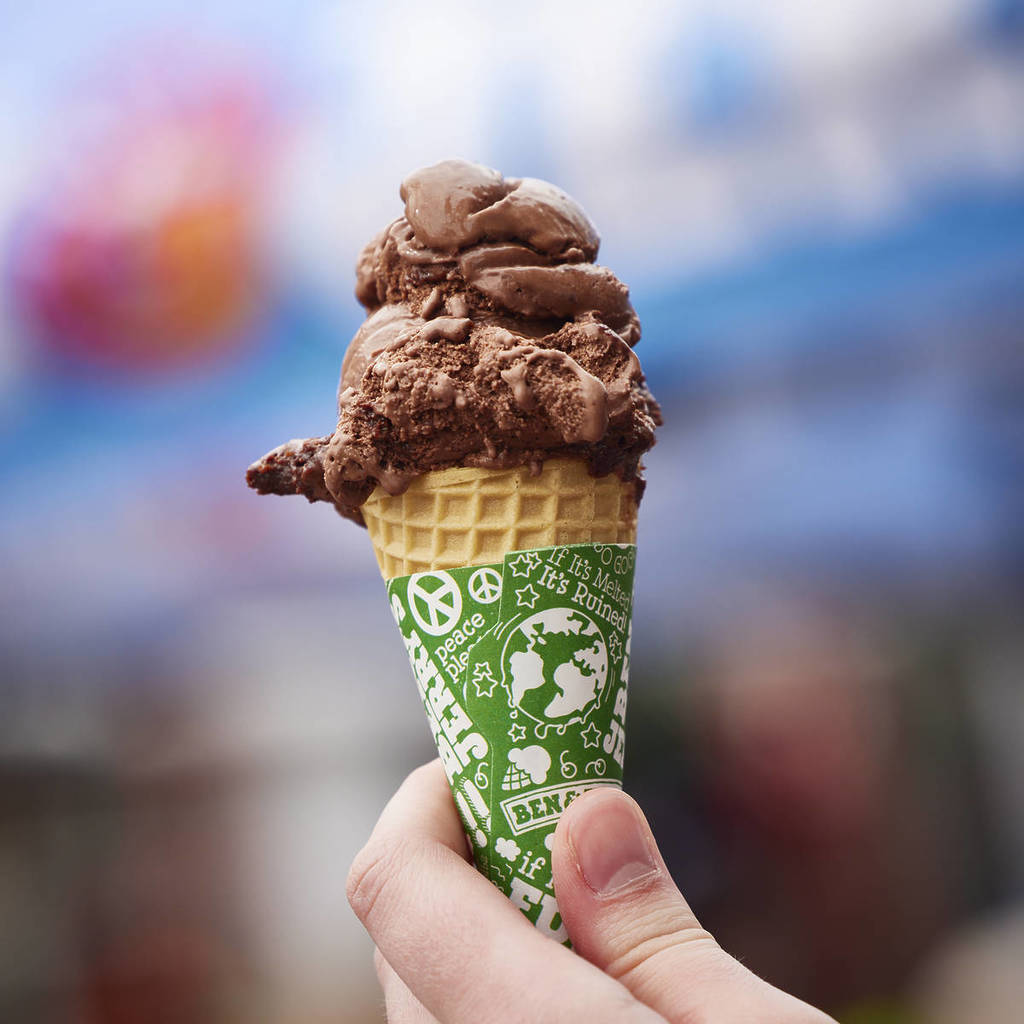 eine Waffel mit Schokoladeneis, die hochgehalten wird