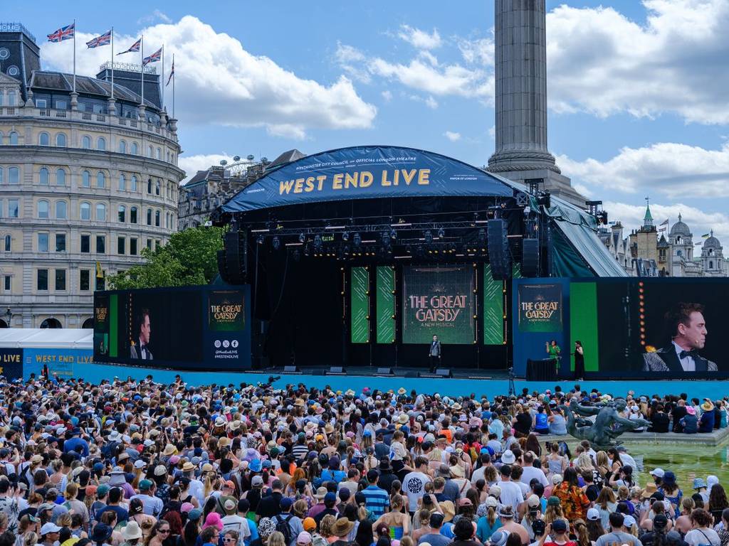 Een menigte bezoekers bij het West End LIVE-evenement