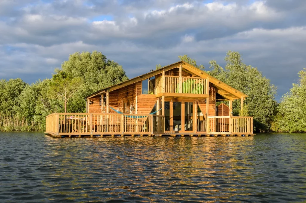 Eine schwimmende Hütte auf einem See unter einem bewölkten Himmel