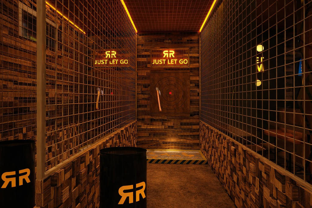 une piste de lancer de hache au Rocket Room, un lieu dédié aux jeux sociaux