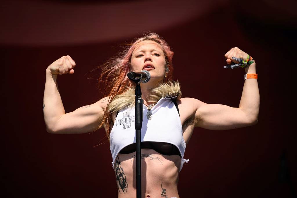Rhian Teasdale tritt 2026 mit Wet Leg beim Glastonbury Festival auf