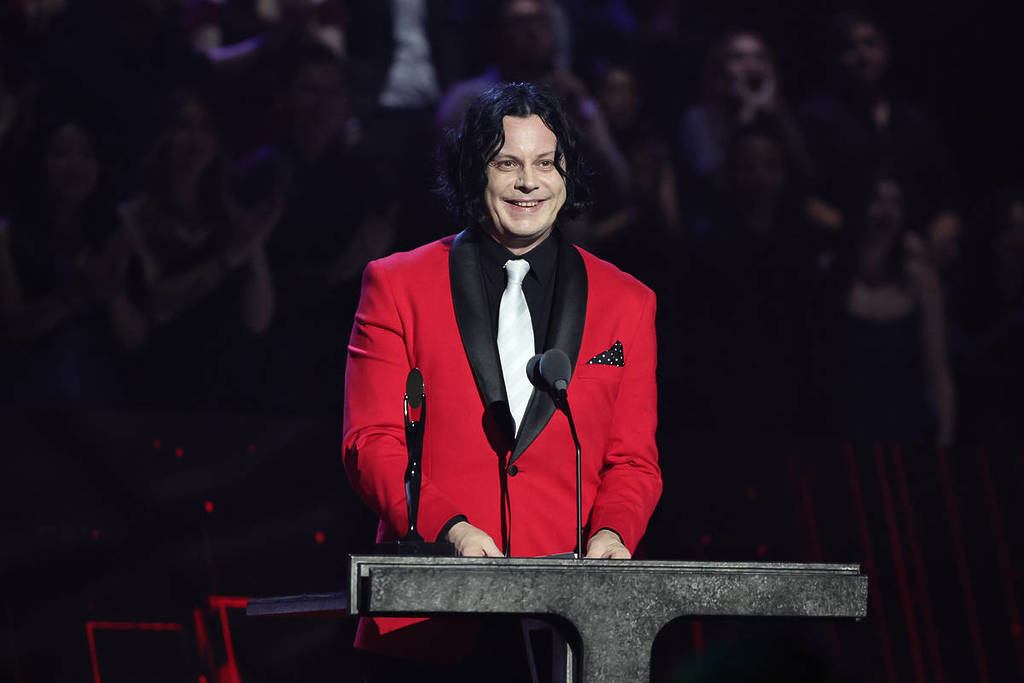 Jack White spricht auf der Bühne bei der Einführungszeremonie der Rock & Roll Hall of Fame