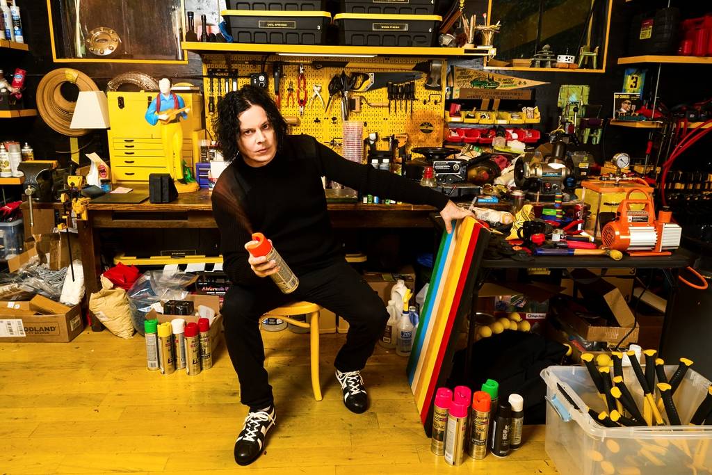 Jack White in seinem Kunstatelier vor der Debütausstellung in London