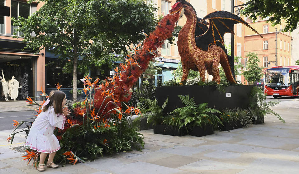 D&rsquo;énormes installations florales représentant des dragons, des ovnis et bien d&rsquo;autres choses encore ont envahi les rues de Chelsea dans le cadre du plus grand festival floral gratuit de Londres