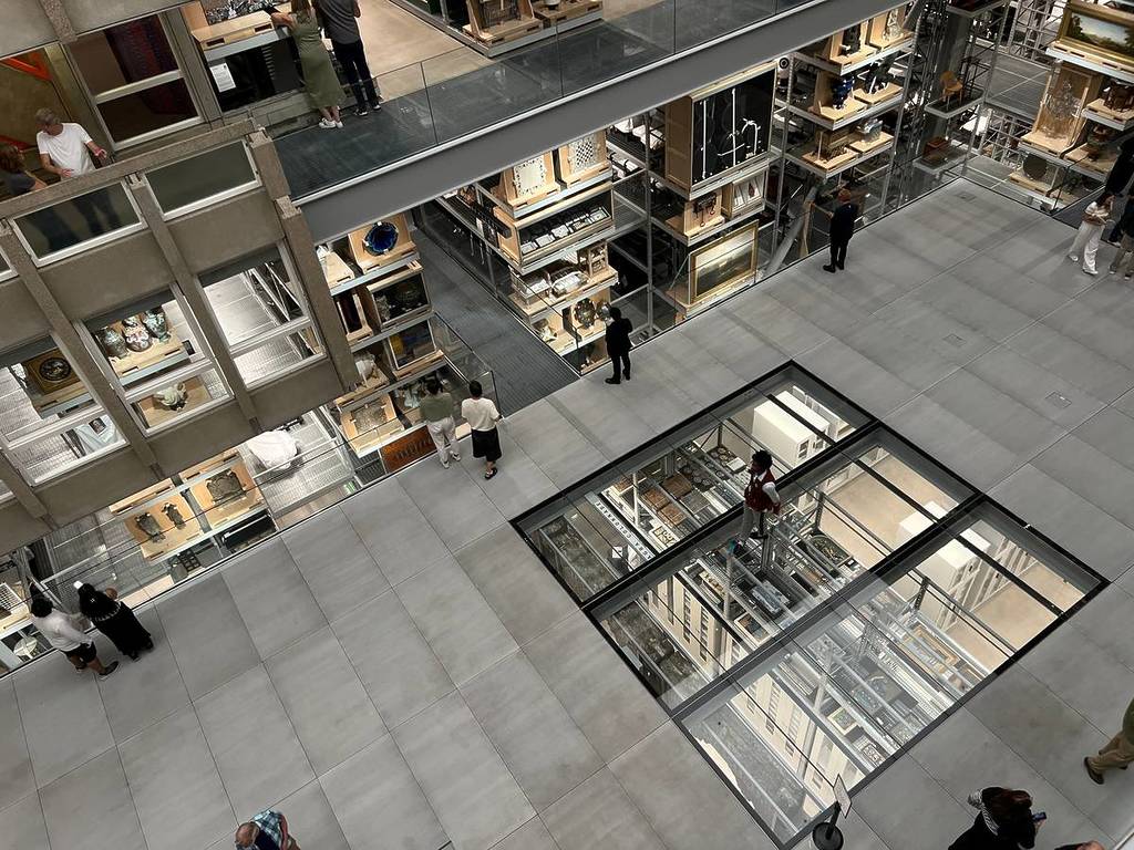 Ein Blick aus der Vogelperspektive auf das Innere des neuen V&A-Lagerhausmuseums