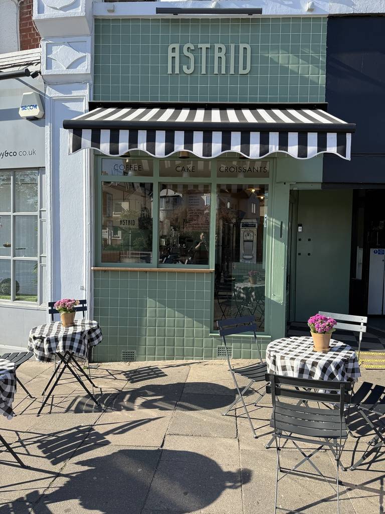 die schicke Fassade der Astrid-Bäckerei mit Stühlen und Tischen auf dem Bürgersteig davor