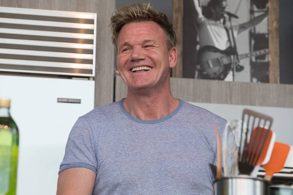 Fernsehkoch Gordon Ramsay lächelt jemandem außerhalb der Kamera zu