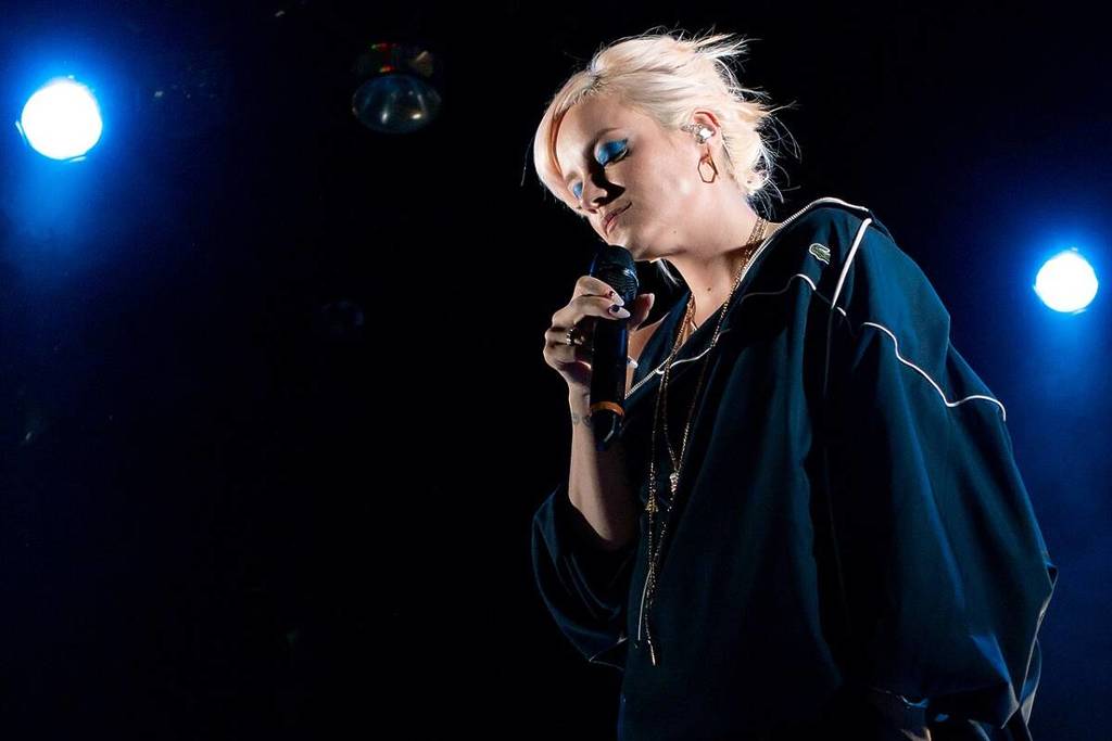 Lily Allen tritt bei einem Konzert auf der Bühne auf