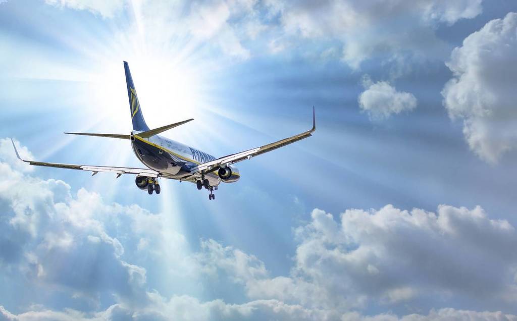 Ein Ryanair-Flugzeug startet in die Wolken