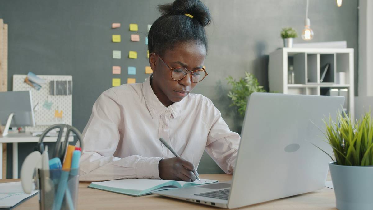 Britische Unternehmen erhalten einen Zuschuss von 3.000 £ für jeden jungen Menschen, den sie einstellen, da die Jugendarbeitslosigkeit den 11-Jahres-Höchststand erreicht Britische Unternehmen erhalten einen Zuschuss von 3.000 £ für jeden jungen Menschen, den sie einstellen, da die Jugendarbeitslosigkeit den 11-Jahres-Höchststand erreicht