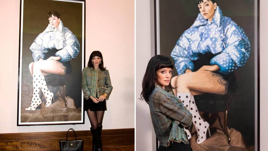 Lily Allen hat das gerahmte Artwork ihres Albumcovers „West End Girl“ in einer legendären Londoner Kunstgalerie enthüllt – und es wird ein Jahr lang ausgestellt sein