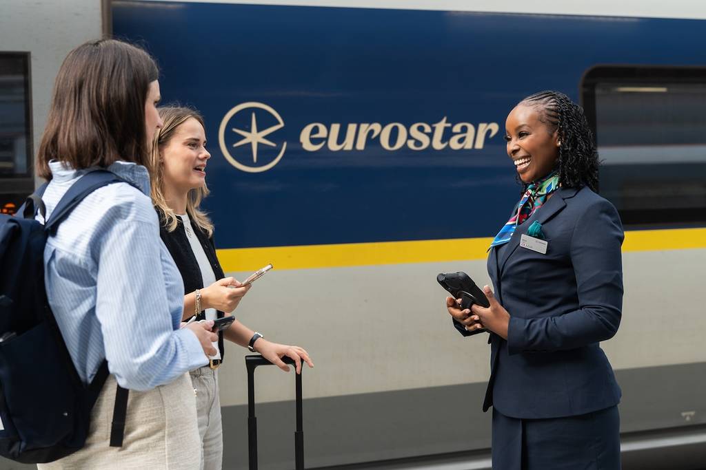 Eurostar-Mitarbeiter auf dem Bahnsteig des Zuges von London nach Amsterdam