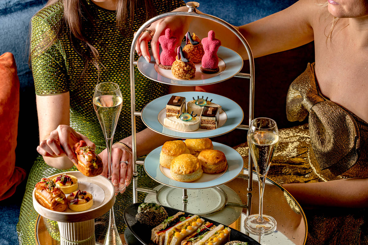 Was passiert, wenn Mode, Kunst und Nachmittagstee kombiniert werden? Sie erhalten diesen atemberaubenden neuen Nachmittagstee, inspiriert von der neuesten Ausstellung des V&A Was passiert, wenn Mode, Kunst und Nachmittagstee kombiniert werden? Sie erhalten diesen atemberaubenden neuen Nachmittagstee, inspiriert von der neuesten Ausstellung des V&A