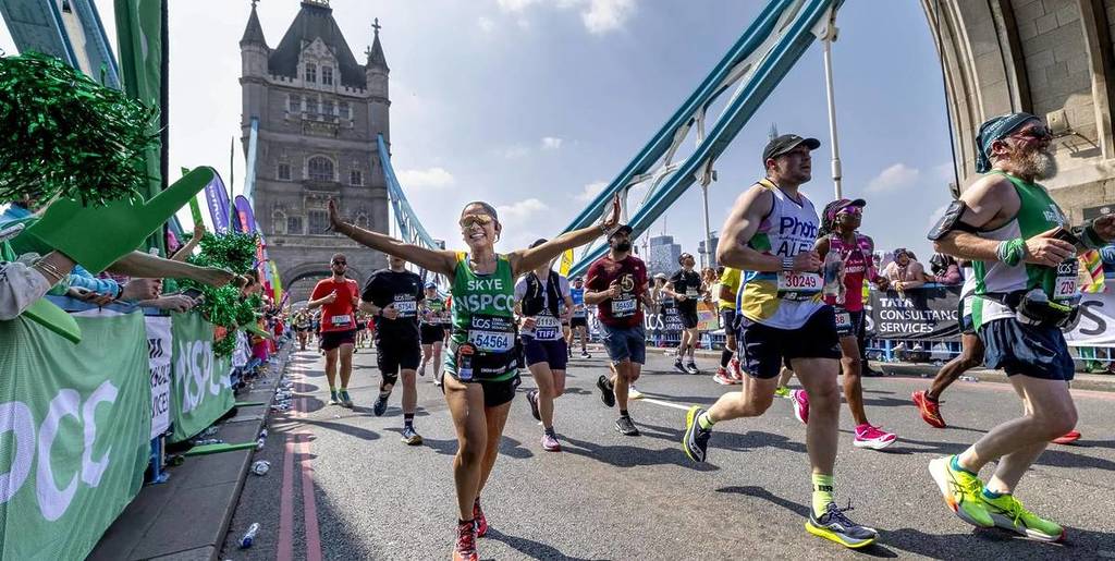 corredores cruzando el Tower Bridge durante la Maratón de Londres