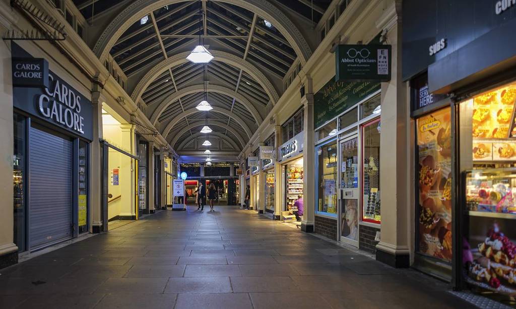 London 07 07 2022: Menschen in der U-Bahn-Station South Kensington
