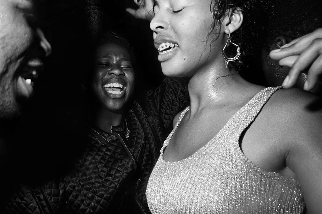 une photo en noir et blanc d'un groupe de jeunes Noirs