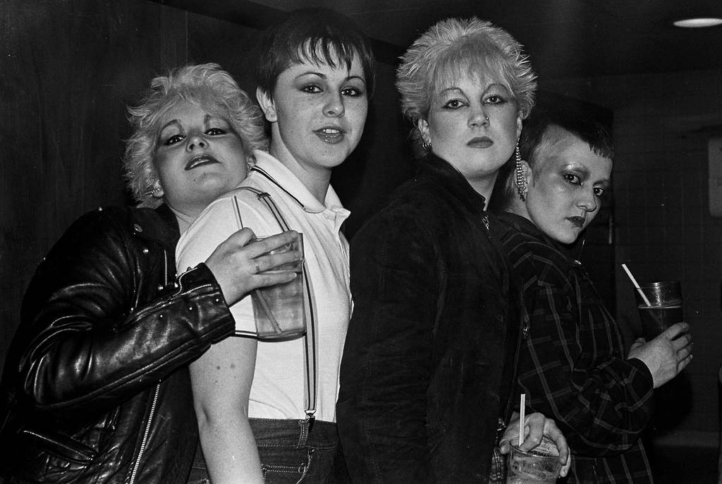 Des filles punk et skinhead à un concert. Hastings, 1981