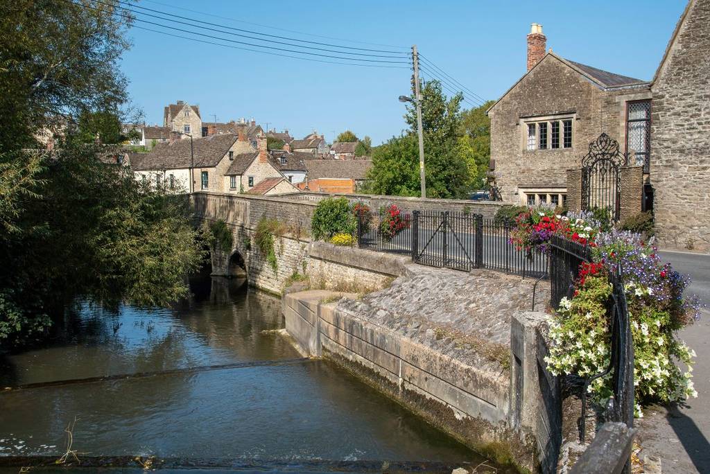 un pont enjambant la rivière dans la ville de Malmesbury