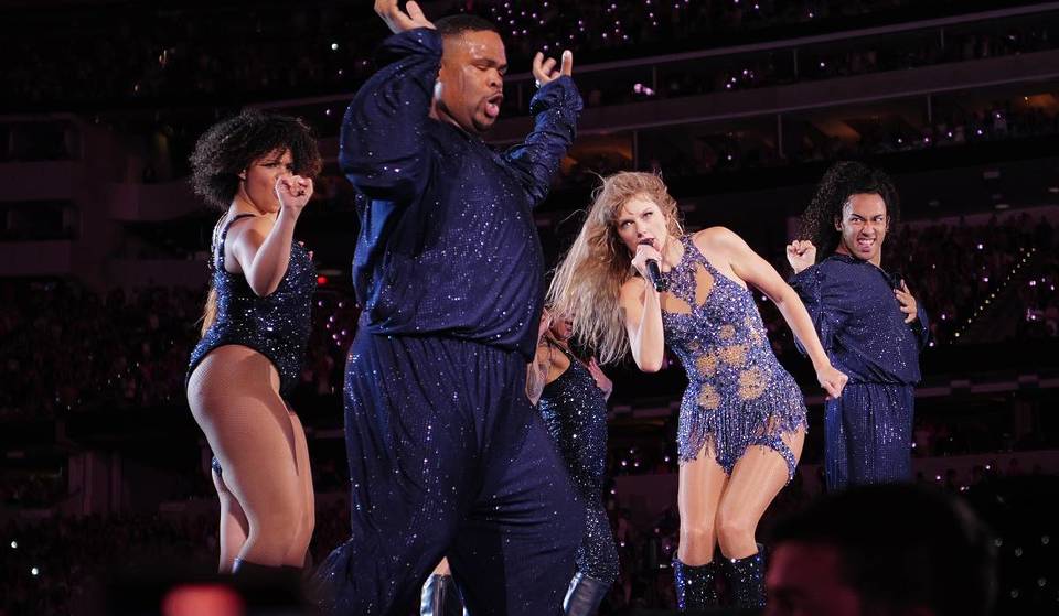 Taylor Swifts viralster Tänzer hat gerade diese surreale Ballett-Show in London uraufgeführt – mit KI-Robotern und „Daft Punk“-Visiere