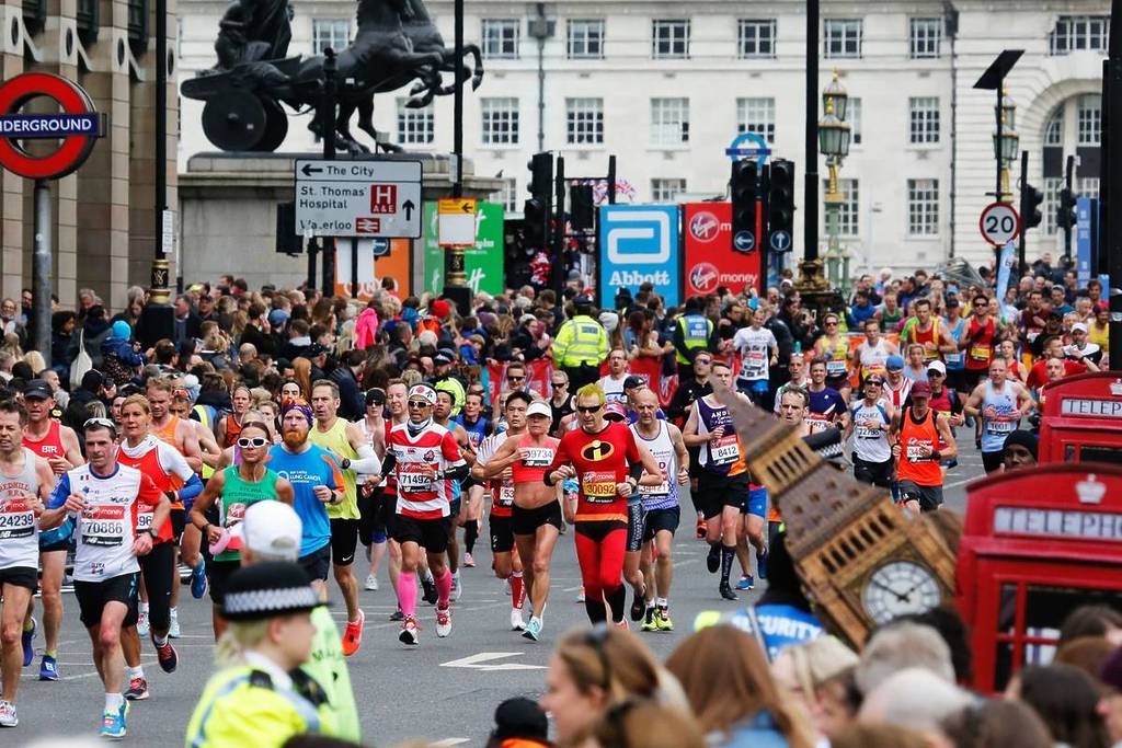 Viele Läufer, einige in schicker Kleidung, laufen beim London-Marathon
