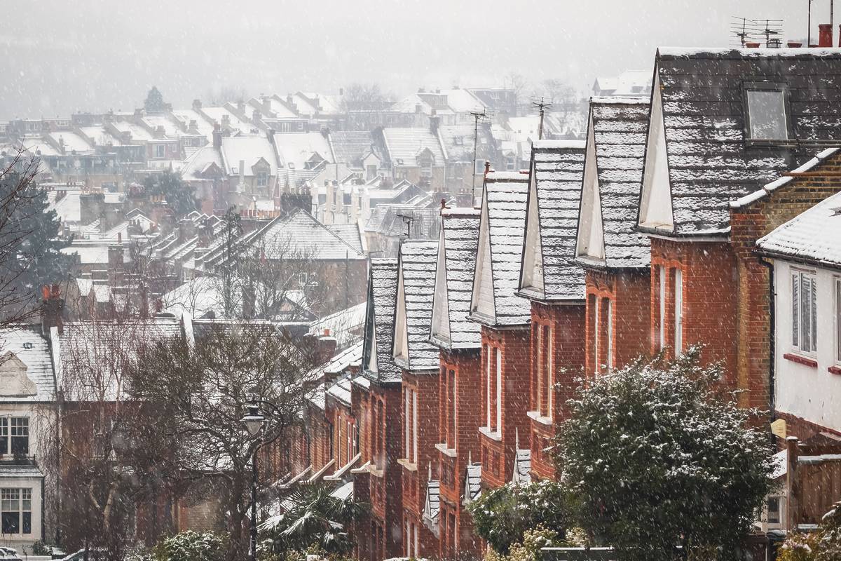 Ein Schwall arktischer Luft könnte Anfang April starken Schneefall und sinkende Temperaturen nach Großbritannien bringen Ein Schwall arktischer Luft könnte Anfang April starken Schneefall und sinkende Temperaturen nach Großbritannien bringen