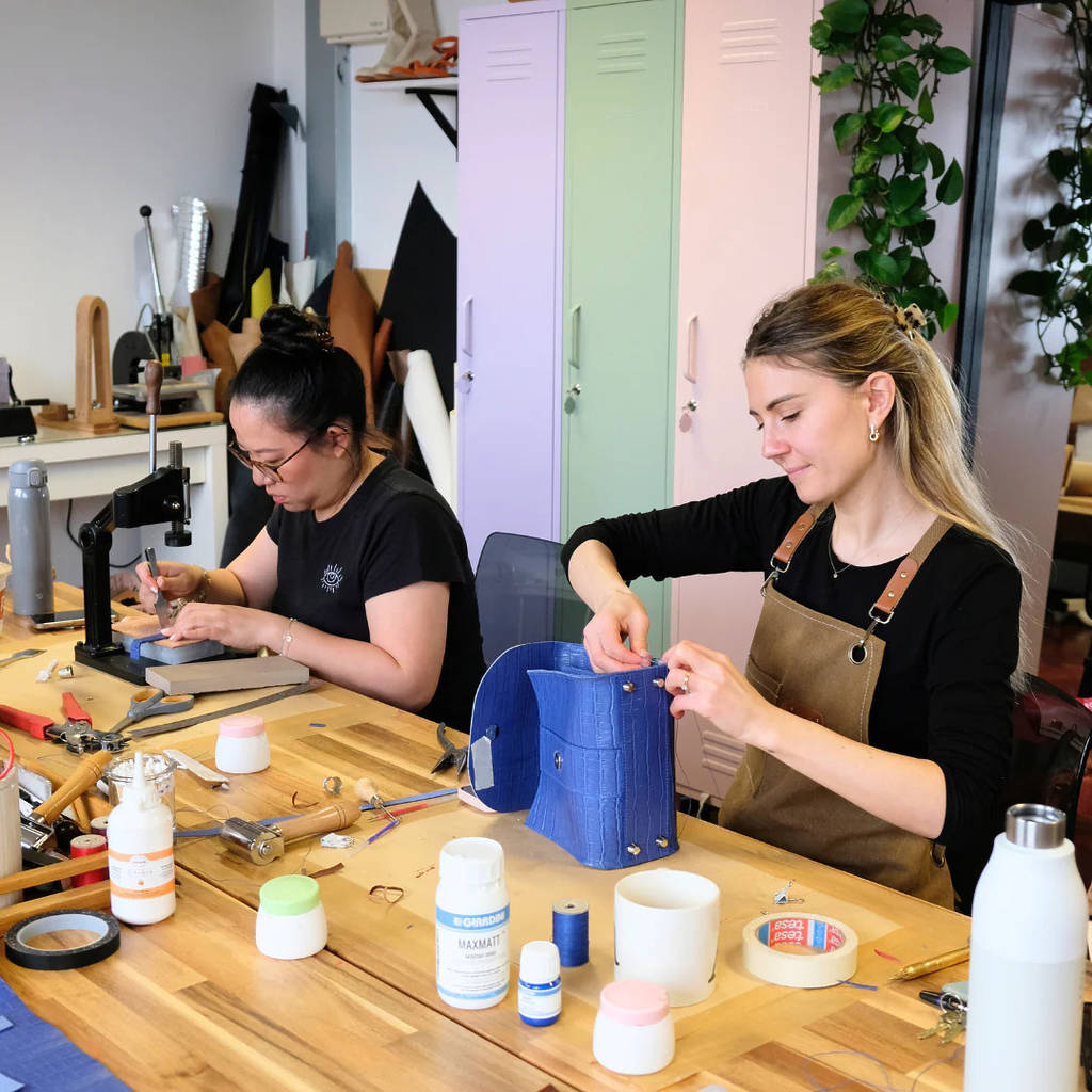 Duas pessoas a criarem as suas próprias malas durante um workshop no «I Can Make Shoes» em Londres