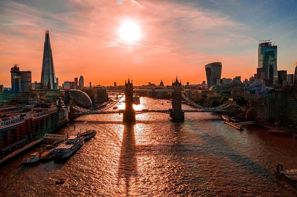 Ein strahlender Sonnenuntergang über der Skyline von London mit Blick auf die Tower Bridge, das Walkie Talkie und den Shard im Hintergrund