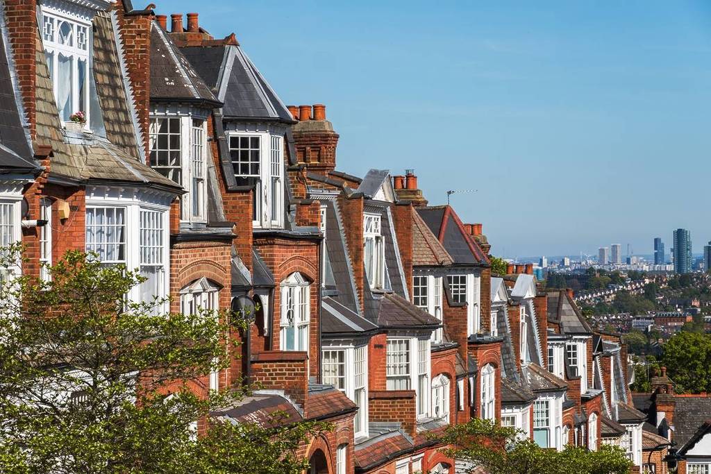 Eine Reihe von Reihenhäusern in London, mit der Stadt in der Ferne