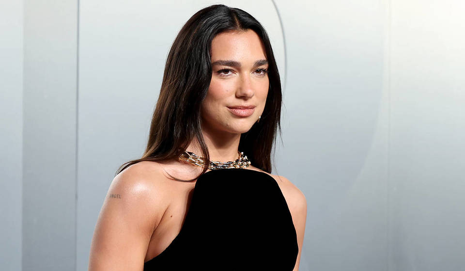 A Dua Lipa vai ser a curadora do Festival de Literatura de Londres deste ano, como parte do 75.º aniversário do Southbank Centre – e vai tomar conta do Royal Festival Hall durante um fim de semana